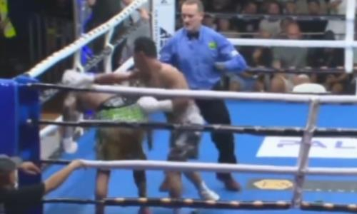 Нереальной драмой с нокаутом обернулся бой непобежденных боксеров за титулы WBA, WBC и IBF. Видео