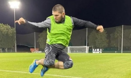 Замаскированный Хабиб показал фото у легендарного футбольного стадиона