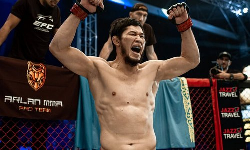 Казахстанский чемпион лиги Хабиба «задушил» российского бойца в трилогии