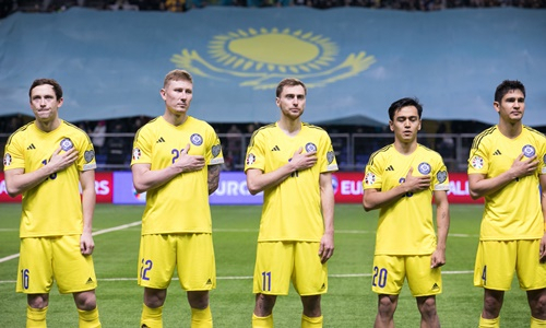 Датчане оконфузились с флагом Казахстана перед матчем в Астане. Фото