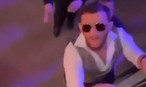 Обидчик Петра Яна пытался выяснить отношения с фанатом после турнира UFC. Видео