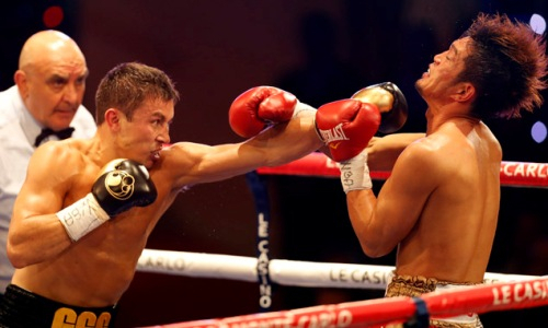 Десять лет назад Геннадий Головкин выкинул соперника за канаты в бою за два титула. Видео брутального нокаута