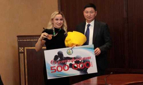 Казахстанскому призеру чемпионата мира по боксу вручили денежный сертификат  