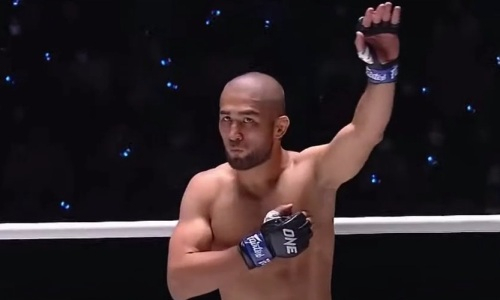 Боец из Казахстана нокаутировал «жулика» в кровавой зарубе