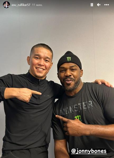 Кандидат в UFC из Казахстана встретился с Джоном Джонсом