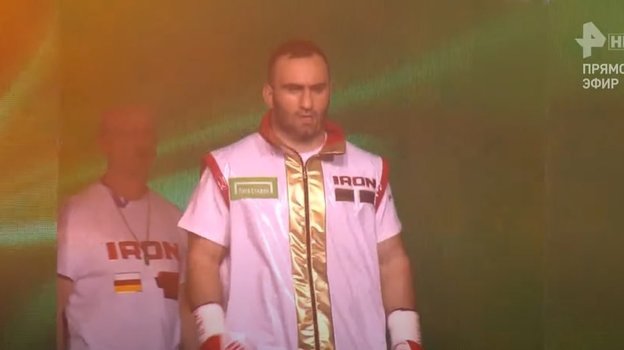 Экс-чемпион мира заклеил флаг России на экипировке после принятия гражданства другой страны. Фото