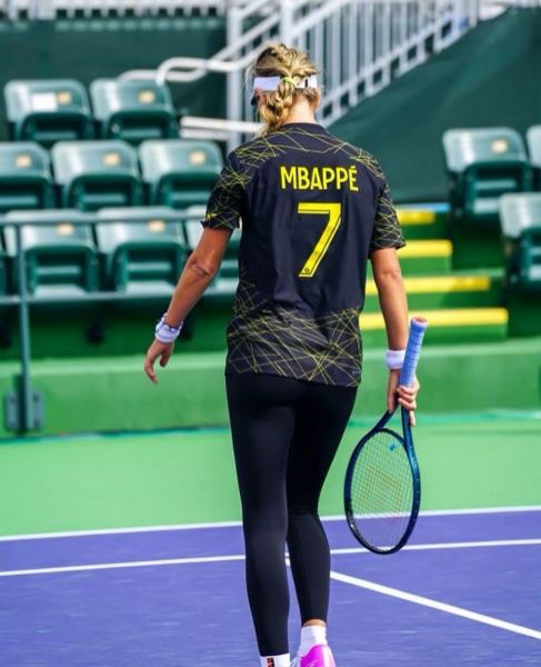Экс-соперница Елены Рыбакиной надела футболку Килиана Мбаппе. Фото