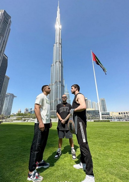 Казахстанский тяжеловес провел первую дуэль взглядов перед реваншем со своим обидчиком