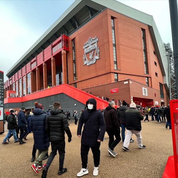 Замаскированный Хабиб показал фото у легендарного футбольного стадиона