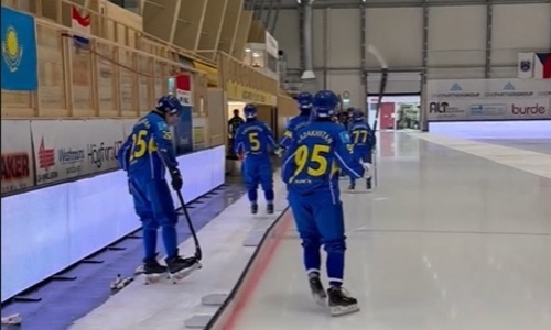 Сборная Казахстана разгромно проиграла Швеции на чемпионате мира по хоккею с мячом