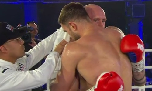 Боксер из Казахстана отметился красивым жестом после тяжелого нокаута. Видео