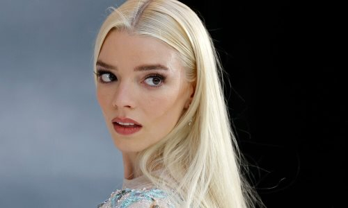 Голливудская красавица с открытым ртом наблюдала за избиением уроженца Казахстана в UFC. Видео