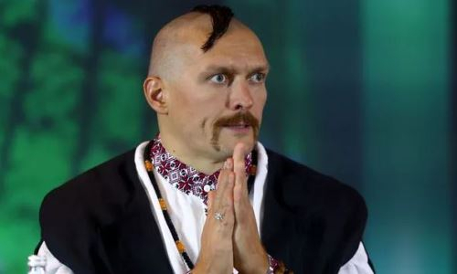 Александр Усик надел рясу и оставил короткое послание. Фотофакт