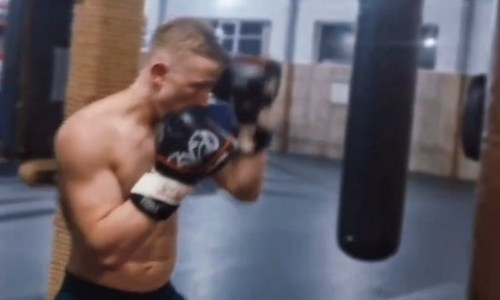 Непобежденный нокаутер из Казахстана блеснул ударной мощью перед возвращением на ринг. Видео