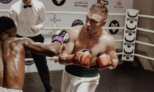 «Казахский король» устроил бой с тенью под американским флагом. Видео