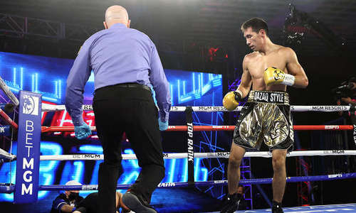 «На другом уровне». Top Rank показал брутальный нокаут Жанибека Алимханулы. Видео