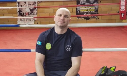 Казахстанский супертяж-нокаутер процитировал Джо Фрейзера и показал ударную мощь. Видео