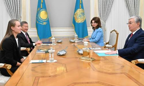 Елена Рыбакина обменялась подарками с Президентом Казахстана. Фото