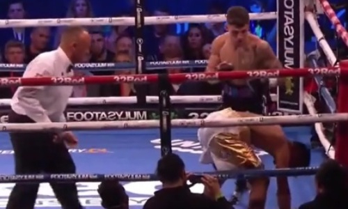 Сравнивший себя с Головкиным абсолютный нокаутер избил непобежденного боксера в бою за два титула. Видео