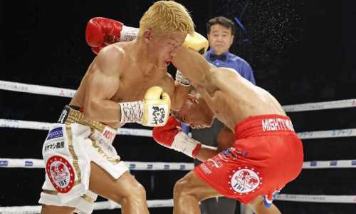 Бой экс-чемпиона мира за титул превратился в избиение с кучей нокдаунов и нокаутом. Видео