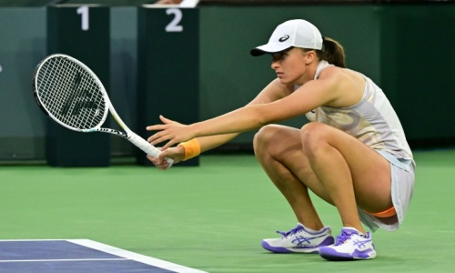 «Ты в порядке?». Главная конкурентка Елены Рыбакиной упала во время тренировки. Видео