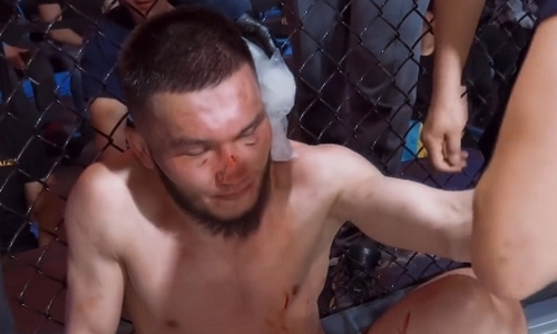 Казахстанский боец рассказал, о чем думал, когда ему порвали ухо