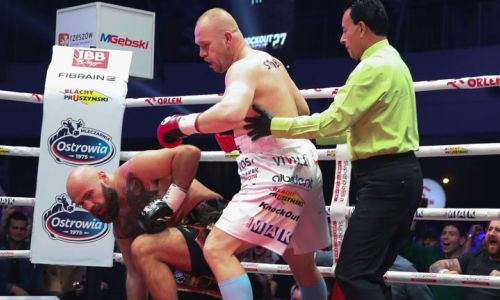 Нокаутом в первом раунде закончился бой непобежденных супертяжей за титул чемпиона мира. Видео