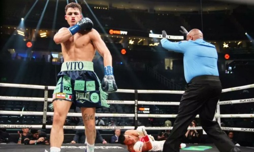 20-летний боксер пушечным ударом отправил мексиканца в глухой нокаут. Видео