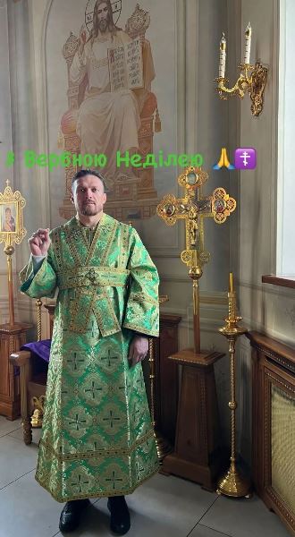 Александр Усик надел рясу и оставил короткое послание. Фотофакт