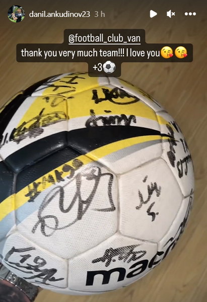 19-летний казахстанец показал подарок после хет-трика в европейском чемпионате. Фото