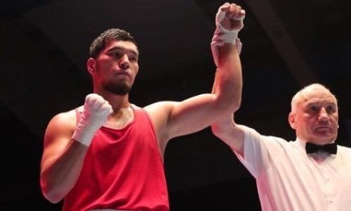 Олимпийский чемпион из Казахстана с нокдауном выиграл первый бой на ЧМ-2023 по боксу