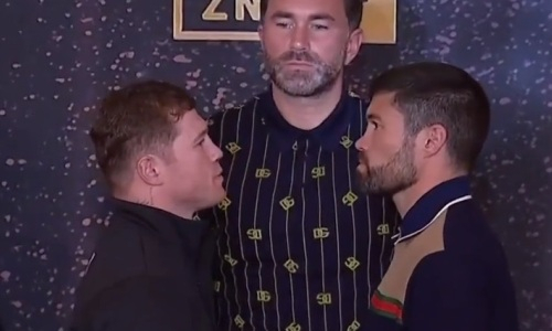 Сауль «Канело» Альварес провел дуэль взглядов с Джоном Райдером. Видео