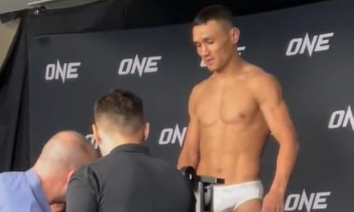 Топовый казахстанский файтер полностью разделся на взвешивании перед боем в США. Видео