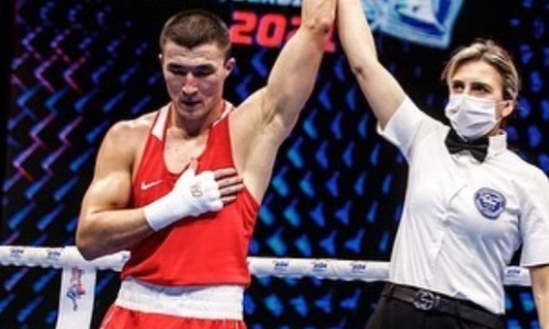 Казахстан в бою с нокдауном получил второго четвертьфиналиста ЧМ-2023 по боксу
