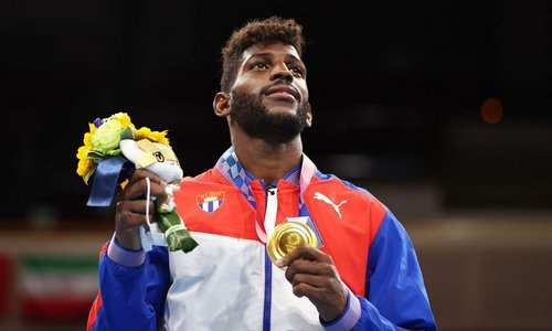 Олимпийский чемпион перешел в профи и подписал контракт с топовым промоутером