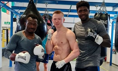 Непобежденный боксер из Казахстана показал видео с тренировки в Англии