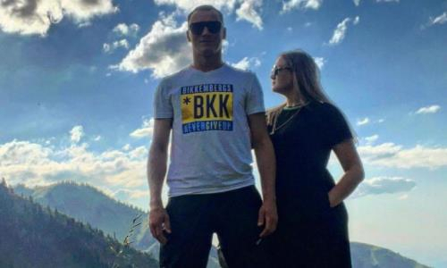 «Не дает расслаблять мне булки». Жена спасает футболиста сборной Казахстана от критики