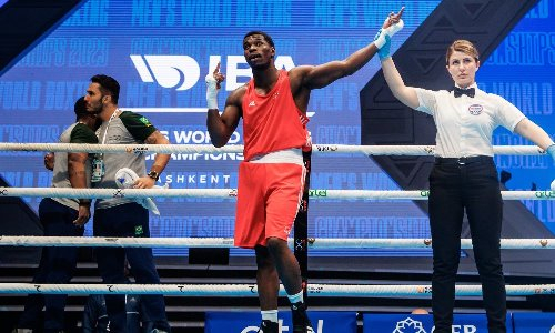 «Не было арбитра, который помог бы». Бой узбекистанца и обидчика казахстанца на ЧМ-2023 по боксу оценили за рубежом