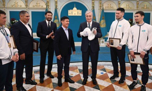 Касым-Жомарт Токаев принял призеров чемпионата мира по боксу в Ташкенте. Фото