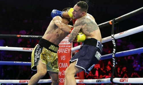 Бой Жанибека Алимханулы с нокдаунами и жестким нокаутом вызвал разочарование