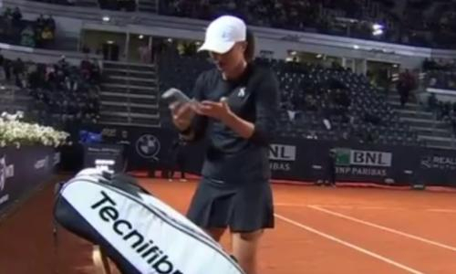 У лучшей теннисистки мира зазвонил телефон прямо во время матча с Еленой Рыбакиной. Видео