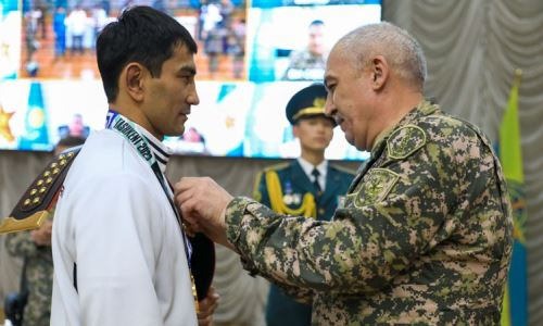 Казахстанские боксеры получили награды от министра обороны после победы на ЧМ-2023