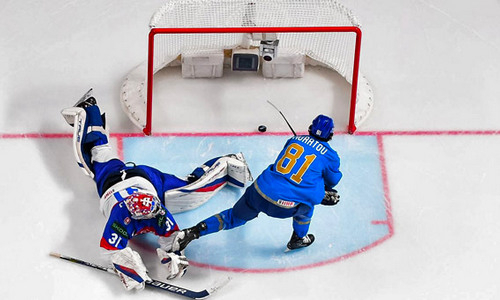 Хоккеист сборной Казахстана оценил свой эффектный буллит в победном матче ЧМ-2023 со Словакией