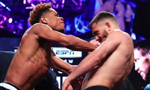 Хэйни со всей силы толкнул Ломаченко на дуэли взглядов перед боем за «абсолют». Видео