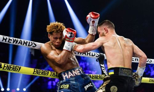 Василий Ломаченко расплакался за кулисами после скандального боя с Девином Хэйни. Видео