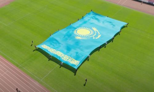 Самый большой флаг Казахстана развернули во время ЧМ-2023 в Финляндии. Видео
