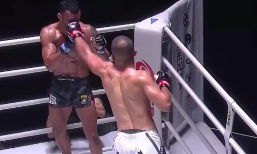 Видео жестокого нокаута бразильского финишера казахстанцем в престижном промоушне