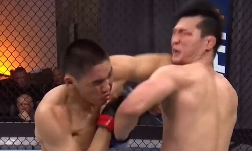 Казахский боец оформил мощный нокаут в поединке за контракт UFC. Видео