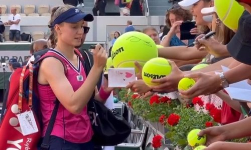 Фанаты «набросились» на Елену Рыбакину после победного старта на «Ролан Гаррос». Видео