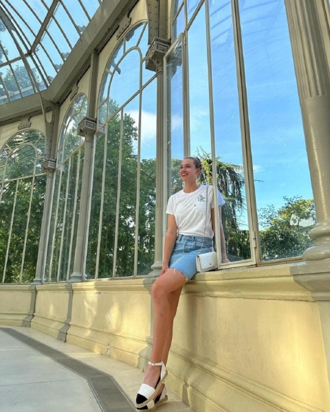 «Сверкнула длинными ножками в мини-юбке». Елена Рыбакина очаровала СМИ и фанатов. Фото